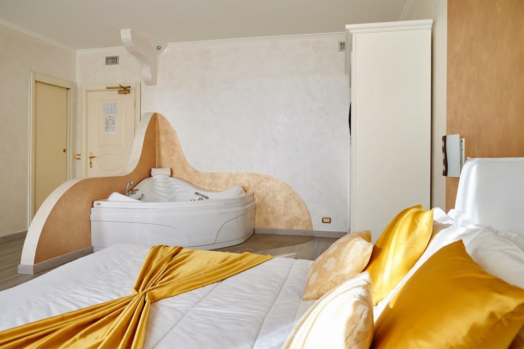 Hotel Villa Delle Ortensie Sant'Omobono Terme Bagian luar foto